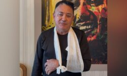 João Reis, pai de Cristiano Araújo, é atropelado pela própria caminhonete e prensado em porteira João Reis, pai de Cristiano Araújo, é atropelado pela própria caminhonete e prensado em porteira
