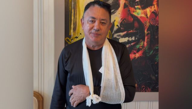 João Reis, pai de Cristiano Araújo, é atropelado pela própria caminhonete e prensado em porteira