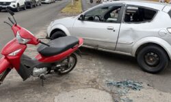 Colisão entre carro e moto deixa condutora ferida no Bairro Ipanema, em Catalão Colisão entre carro e moto deixa condutora ferida no Bairro Ipanema, em Catalão
