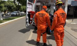 Motociclista fica ferida após acidente entre carro e moto em Catalão