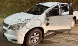 Caminhonete capota no acesso ao bairro Pontal Norte e deixa quatro pessoas feridas em Catalão