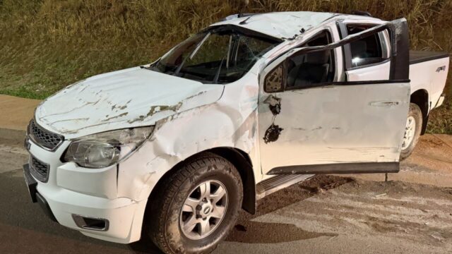 Caminhonete capota no acesso ao bairro Pontal Norte e deixa quatro pessoas feridas em Catalão