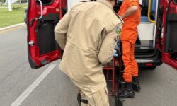 Colisão entre carro e moto deixa motociclista ferida em Catalão