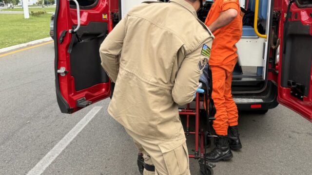 Colisão entre carro e moto deixa motociclista ferida em Catalão