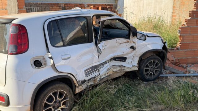 Acidente entre dois carros deixa motoristas feridos em cruzamento de Catalão
