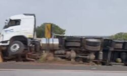 Carreta carregada de milho tomba na GO-330 entre Ipameri e Catalão Carreta carregada de milho tomba na GO-330 entre Ipameri e Catalão