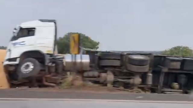 Carreta carregada de milho tomba na GO-330 entre Ipameri e Catalão