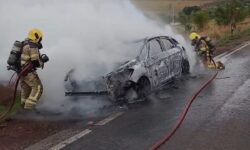 Carro pega fogo e fica completamente destruído na BR-365, entre Uberlândia e Patrocínio Carro pega fogo e fica completamente destruído na BR-365, entre Uberlândia e Patrocínio
