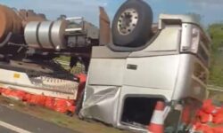 Caminhão capota na BR-050, em Catalão; ninguém fica ferido Caminhão capota na BR-050, em Catalão; ninguém fica ferido