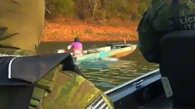 Polícia Ambiental apreende redes e retira cerca de 300 metros de material de pesca do Lago Corumbá, em Corumbaíba
