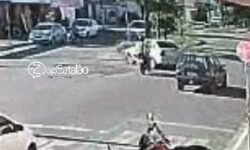 Câmera de segurança registra acidente entre carro e moto na Avenida José Marcelino, em Catalão Câmera de segurança registra acidente entre carro e moto na Avenida José Marcelino, em Catalão