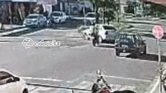 Câmera de segurança registra acidente entre carro e moto na Avenida José Marcelino, em Catalão