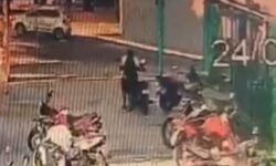 Câmera de segurança registra momento em que motocicleta é furtada em estacionamento externo de instituição em Catalão Câmera de segurança registra momento em que motocicleta é furtada em estacionamento externo de instituição em Catalão
