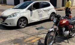 Colisão entre carro e moto deixa motociclista ferido no Bairro Nossa Senhora de Fátima, em Catalão