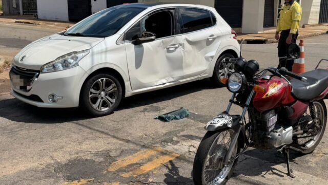 Colisão entre carro e moto deixa motociclista ferido no Bairro Nossa Senhora de Fátima, em Catalão