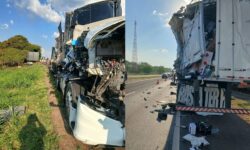Dois morrem em acidente entre carro e carretas na BR-365, em Monte Alegre de Minas Dois morrem em acidente entre carro e carretas na BR-365, em Monte Alegre de Minas