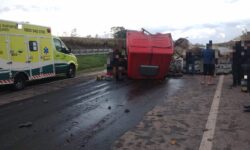 Caminhão carregado com abóboras tomba e deixa duas pessoas feridas na BR-050, em Catalão Caminhão carregado com abóboras tomba e deixa duas pessoas feridas na BR-050, em Catalão