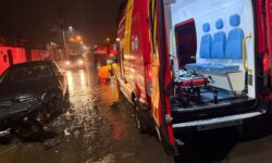 Motociclista fica gravemente ferido após colisão com carro no Bairro Ipanema, em Catalão Motociclista fica gravemente ferido após colisão com carro no Bairro Ipanema, em Catalão