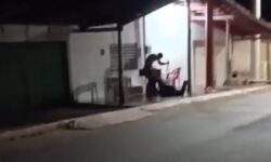 Vídeo exclusivo mostra mecânico sendo atacado com várias facadas após tentar separar briga de casal em Urutaí Vídeo exclusivo mostra mecânico sendo atacado com várias facadas após tentar separar briga de casal em Urutaí
