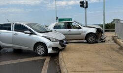Acidente entre dois carros deixa motorista ferido em Catalão
