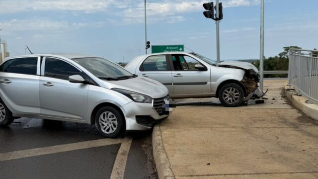 Acidente entre dois carros deixa motorista ferido em Catalão