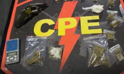 CPE apreende drogas, revólver e munições em residência no Bairro Nossa Senhora de Fátima, em Catalão CPE apreende drogas, revólver e munições em residência no Bairro Nossa Senhora de Fátima, em Catalão