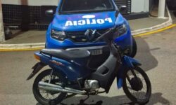 Motocicleta furtada é recuperada pela Polícia Militar em Catalão Motocicleta furtada é recuperada pela Polícia Militar em Catalão