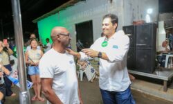 Após sessão de hemodiálise, paciente agradece Jamil Calife por atendimento pelo SUS durante reunião em Ouvidor Após sessão de hemodiálise, paciente agradece Jamil Calife por atendimento pelo SUS durante reunião em Ouvidor