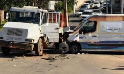 Colisão entre caminhão de entulho e van da Saúde de Cumari é registrada no Centro de Catalão