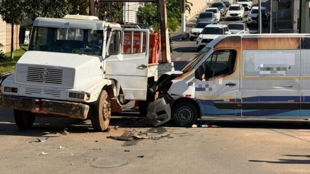Colisão entre caminhão de entulho e van da Saúde de Cumari é registrada no Centro de Catalão
