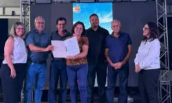 Goiandira entrega 20 mil m² de pavimentação asfáltica e 36 escrituras a moradores