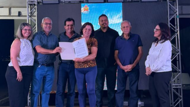 Goiandira entrega 20 mil m² de pavimentação asfáltica e 36 escrituras a moradores