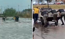 Policiais entram em enchente para resgatar casal ilhado dentro de carro em Goiás