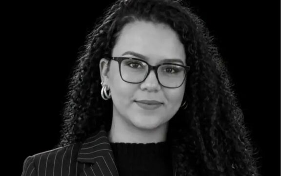 Advogada morre aos 26 anos de infarto e causa comoção
