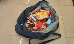 Homem usa golpe ‘mata-leão’ para tentar roubar mais de 100 barras de chocolate de farmácia e é preso em Uberlândia Homem usa golpe ‘mata-leão’ para tentar roubar mais de 100 barras de chocolate de farmácia e é preso em Uberlândia