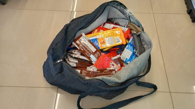 Homem usa golpe 'mata-leão' para tentar roubar mais de 100 barras de chocolate de farmácia e é preso em Uberlândia