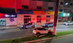 Duas mulheres ficam feridas em colisão entre carros em Catalão; motorista foge Duas mulheres ficam feridas em colisão entre carros em Catalão; motorista foge