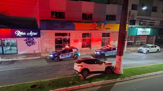 Duas mulheres ficam feridas em colisão entre carros em Catalão; motorista foge