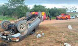 Duas mulheres ficam feridas após carro capotar em estrada vicinal de Goiandira Duas mulheres ficam feridas após carro capotar em estrada vicinal de Goiandira