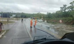Carreta carregada de cimento tomba na BR-040, em Cristalina Carreta carregada de cimento tomba na BR-040, em Cristalina