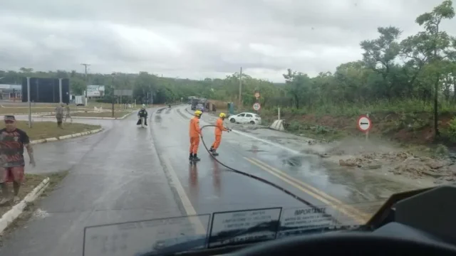 Carreta carregada de cimento tomba na BR-040, em Cristalina