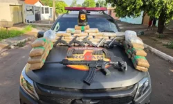 Três pessoas são presas com 80 kg de drogas e seis armas em paiol em Senador Canedo Três pessoas são presas com 80 kg de drogas e seis armas em paiol em Senador Canedo