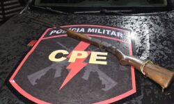 Três homens são presos e arma de fogo é apreendida durante ação policial na zona rural de Catalão Três homens são presos e arma de fogo é apreendida durante ação policial na zona rural de Catalão