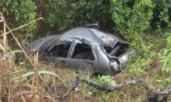 Carro sai da pista e cai em ribanceira na GO-210 entre Catalão e Goiandira; duas pessoas ficam feridas