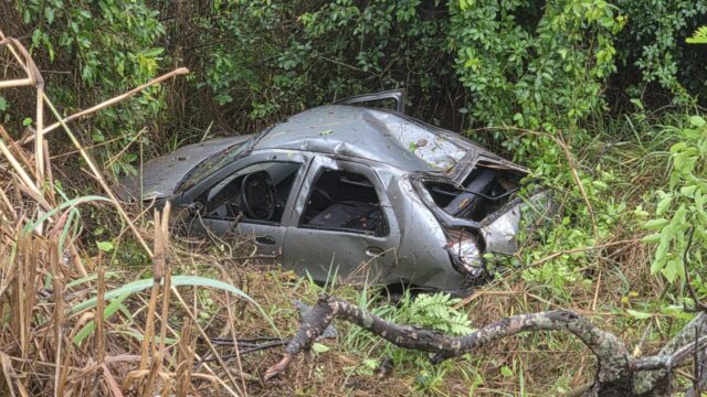 Carro sai da pista e cai em ribanceira na GO-210 entre Catalão e Goiandira; duas pessoas ficam feridas
