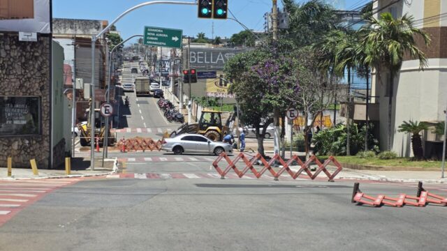 Trecho da Avenida Raulina Paschoal é interditado para manutenção na rede de drenagem