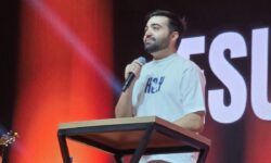 Conferência do Espírito Santo reúne mais de mil pessoas no primeiro dia na Igreja Quadrangular Central em Catalão; evento continua até quarta-feira (14) Conferência do Espírito Santo reúne mais de mil pessoas no primeiro dia na Igreja Quadrangular Central em Catalão; evento continua até quarta-feira (14)