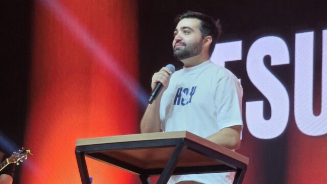 Conferência do Espírito Santo reúne mais de mil pessoas no primeiro dia na Igreja Quadrangular Central em Catalão; evento continua até quarta-feira (14)