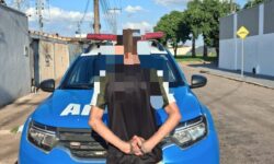 Homem com mandado de prisão por furto é preso na Vila Cruzeiro, em Catalão Homem com mandado de prisão por furto é preso na Vila Cruzeiro, em Catalão