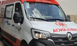 Carro bate em poste e mulher sofre descarga elétrica após rompimento de fiação em Catalão Carro bate em poste e mulher sofre descarga elétrica após rompimento de fiação em Catalão